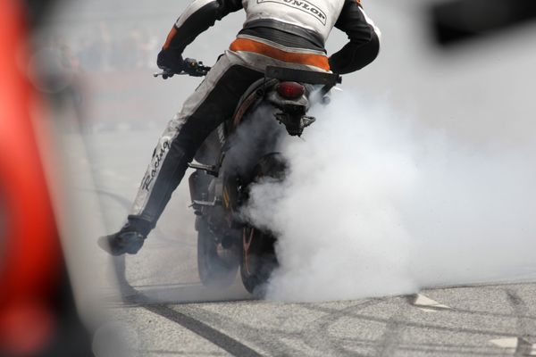 HarleyHH2011   196.jpg - Hamburger Harley Days 2011, Harley Davidson,  Stunt Show mit Rainer Schwarz, stunts, stuntshow,